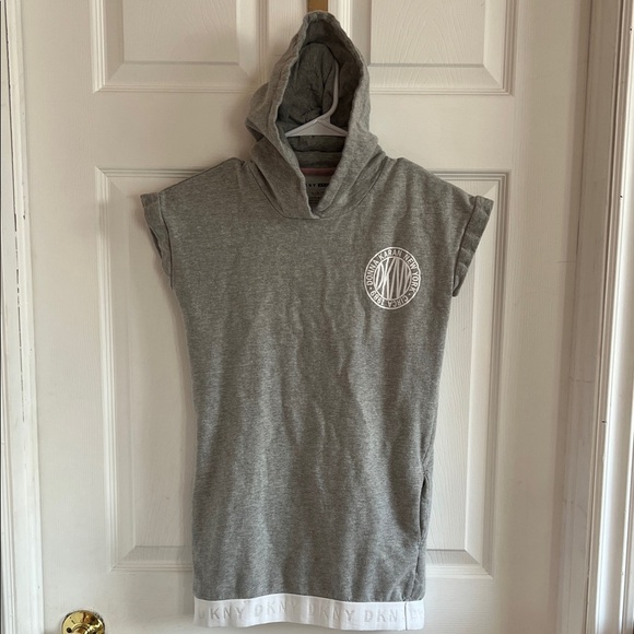 DKNY Gray Sleeveless Hoodie for Kids - Picture 1 of 4